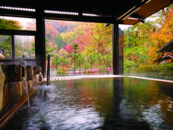 【大浴場/秋】例年10月下旬～11月中旬が紅葉の見ごろ