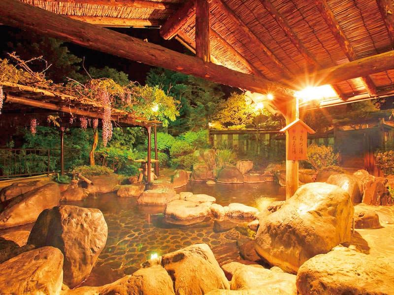 【露天風呂】/屋外には藤棚があり、季節によっては藤を見ながら温泉を満喫できます♪