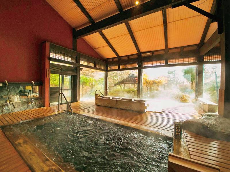 【大浴場】/高い天井で開放的な明るい雰囲気！岩風呂や檜風呂、泡風呂などいくつも浴槽が分かれている