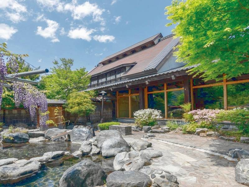 【露天風呂】春には藤の花も楽しめる