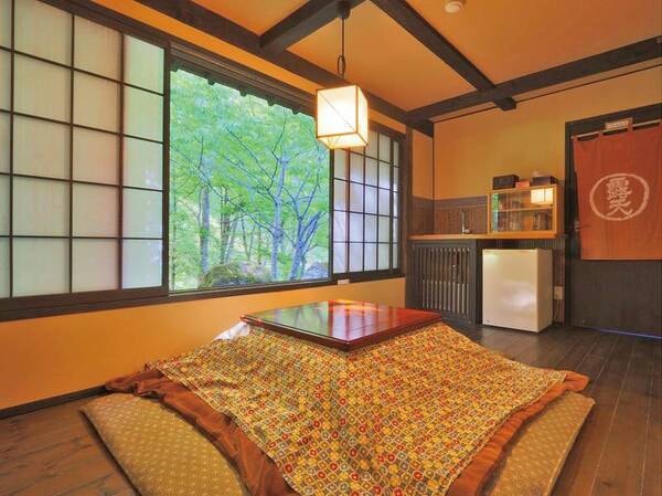 【晩霞亭/一例】掘りごたつのある部屋には大きな窓があり、景色を堪能できます