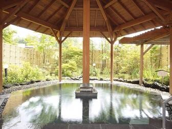 ホテル一井/【露天風呂】露天と大浴場で2泉質満喫。露天はサラリと無色透明な「万代鉱源泉」