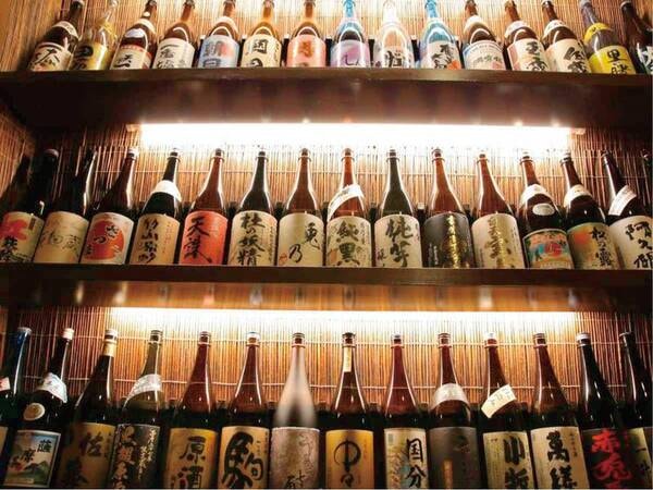 【焼酎・お酒】豊富な種類のお酒が並ぶ