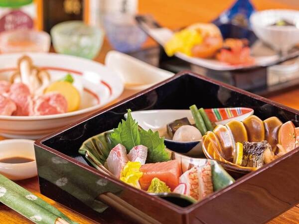 【夕食/例】テーブルにお膳もご用意、ビュッフェコーナーもあり