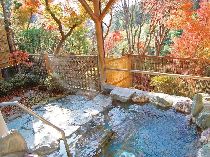 【露天風呂】秋には温泉につかりながら紅葉も楽しめる