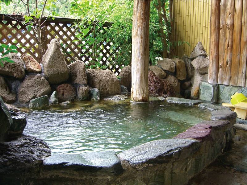 【貸切露天風呂】すがすがしくのんびりと開放的な温泉を楽しめる
