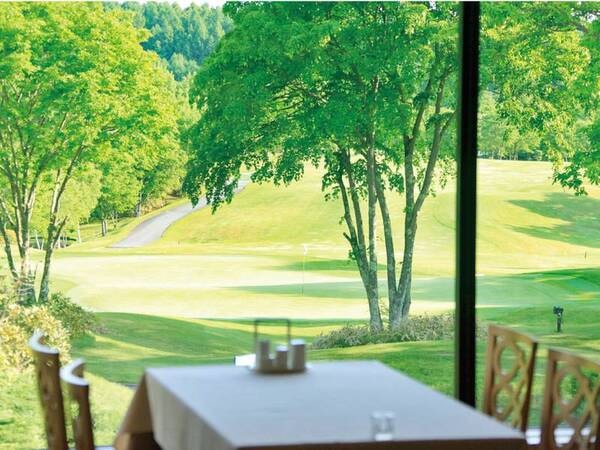 【食事会場】レストランの窓越しに広がる雄大な景色を眺めながら、爽やかで心地よい朝をお過ごしください
