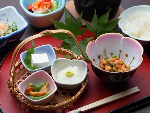 【朝食/例】地元食材をふんだんに使った和定食