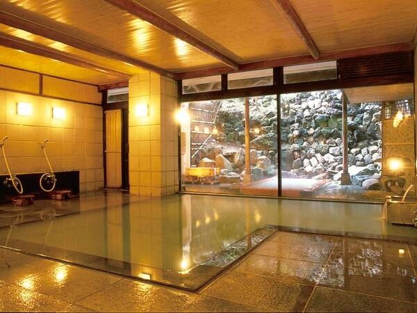 【大浴場】湯畑源泉を贅沢にかけ流す広々とした大浴場