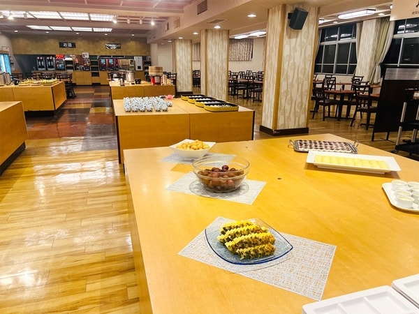 【夕食／例】種類豊富で彩り豊かな和洋中バイキング。さらにアルコールやソフトドリンクの飲み放題付（90分制）！