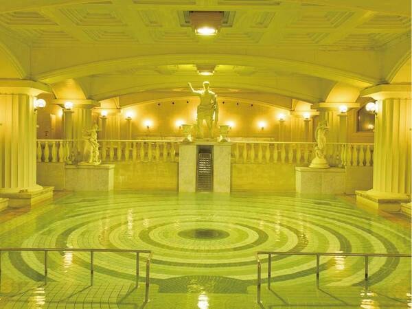 【巨大ローマ風呂】広さ約250畳分の名物風呂！一度に300人が入浴可能