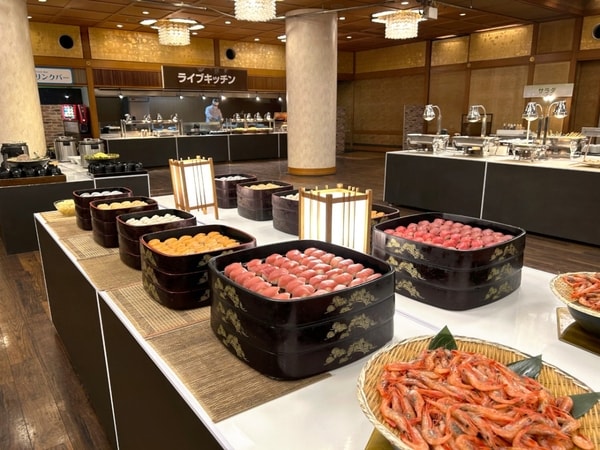 【夕食／例】種類豊富で彩り豊かな和洋中バイキング。さらにアルコールやソフトドリンクの飲み放題付（90分制）！