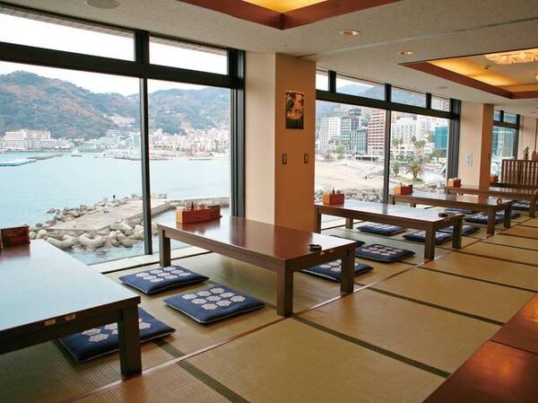 【食事会場】レストラン「でん助茶屋」は海を一望できる熱海の特等席！