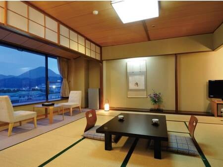 【富士山側和室/例】大きな一枚窓からは絵画の様な富士山を望む