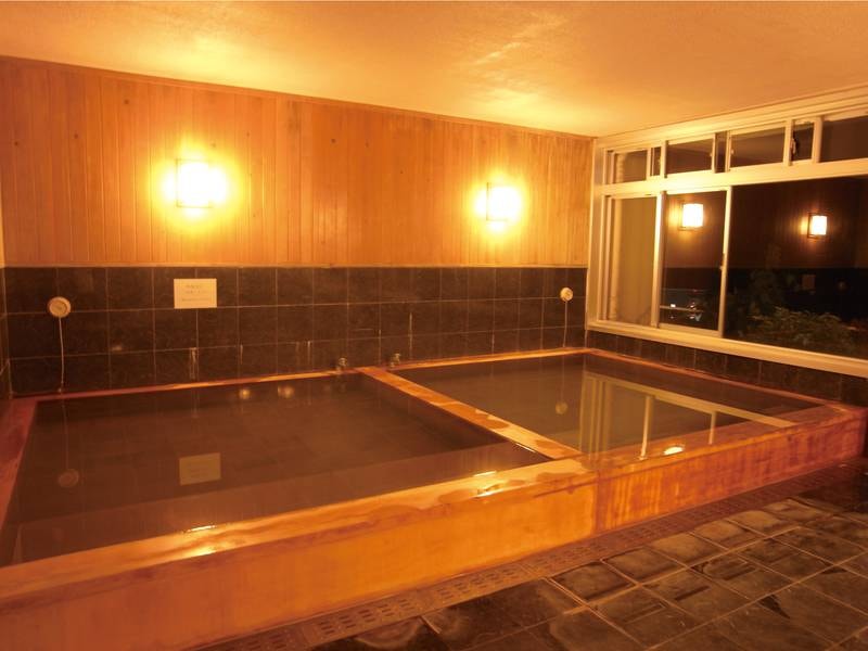 【大浴場「檜」】浴槽、洗い場壁面を総檜張りにした贅沢な空間でリラックス！