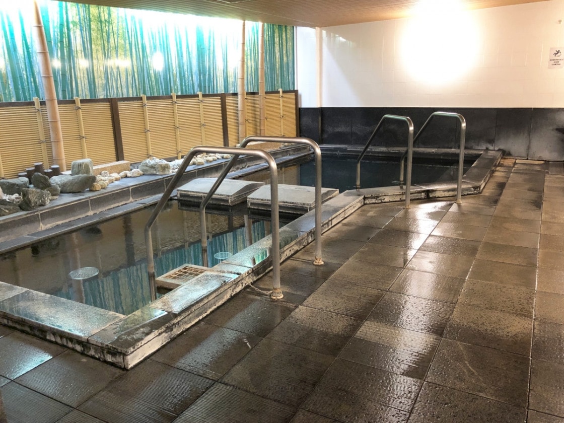 【本館大浴場】北投石を使用した、珍しいお風呂