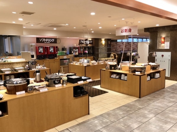 【夕食／例】種類豊富で彩り豊かな和洋中バイキング。さらにアルコールやソフトドリンクの飲み放題付（90分制）！