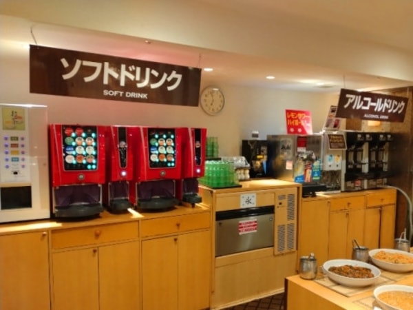 【夕食／例】種類豊富で彩り豊かな和洋中バイキング。さらにアルコールやソフトドリンクの飲み放題付（90分制）！