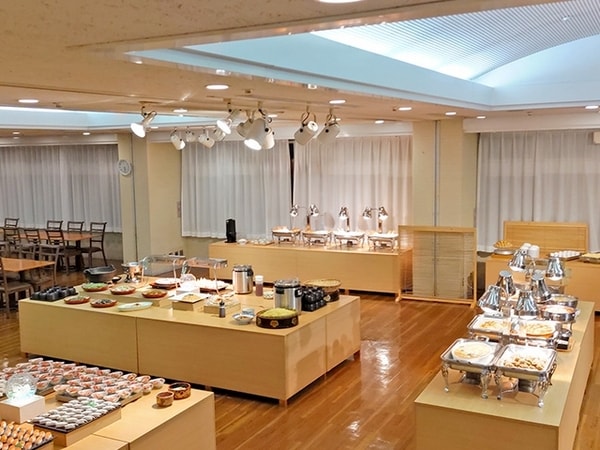 夕食は飲み放題バイキング！