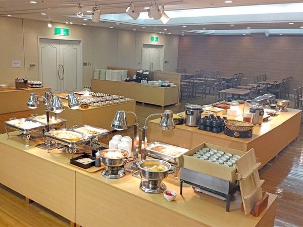 【夕食／例】種類豊富で彩り豊かな和洋中バイキング。さらにアルコールやソフトドリンクの飲み放題付（90分制）！