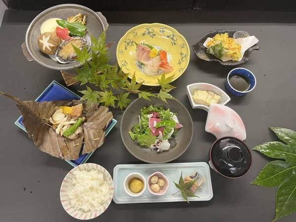 【夕食/一例】アワビの陶板焼付伊豆の味覚会席