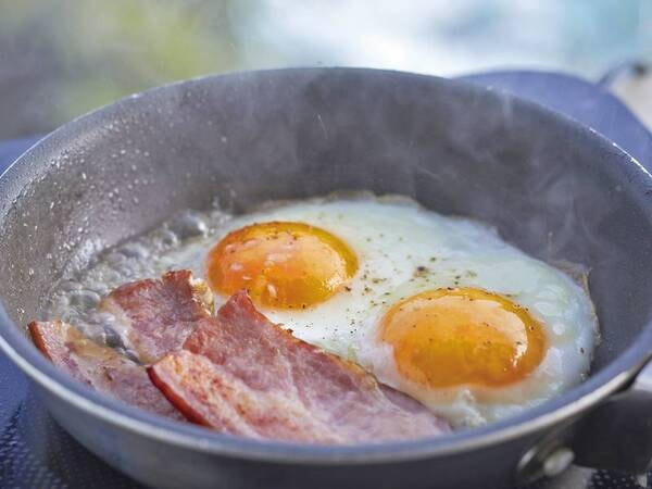 【バイキング朝食/例】ライブキッチンで出来立ての目玉焼きを提供