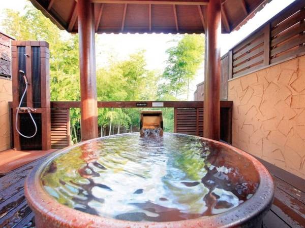 【ガゼボ露天風呂】日本の伝統的な信楽焼の壺風呂の湯船(無料)