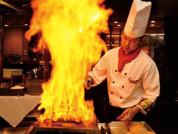 【夕食】メインの肉料理はシェフが豪快にフランベ!