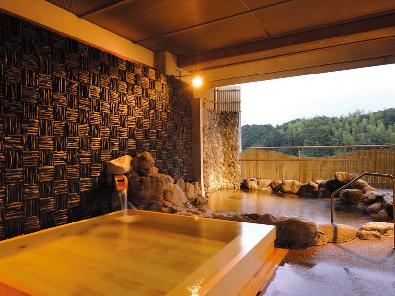 【国産檜葉造りの露天風呂】抗菌作用に優れ、美肌にも効果があるとされる国産檜葉を使った浴槽
