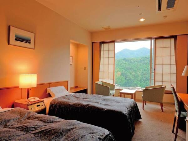 【洋室ツイン(禁煙)/例】ツインベッドを配置した落ち着いた客室。窓からは、箱根や伊豆の山々が望めます