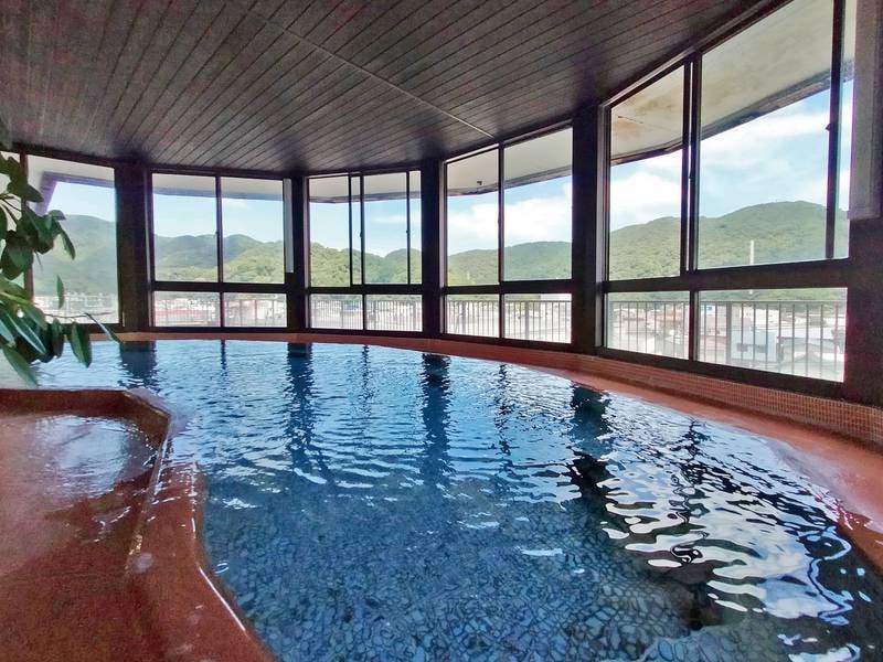 【男性浴場「ねすかた風呂」】下田の町や目の前の寝姿山を眺めながら源泉かけ流しの湯を堪能