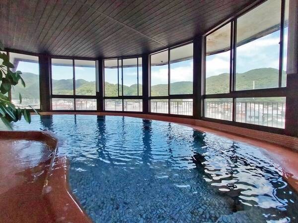 【男性浴場「ねすかた風呂」】下田の町や目の前の寝姿山を眺めながら源泉かけ流しの湯を堪能