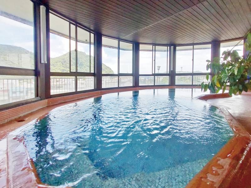 【男性浴場「ねすかた風呂」】下田の町や目の前の寝姿山を眺めながら源泉かけ流しの湯を堪能