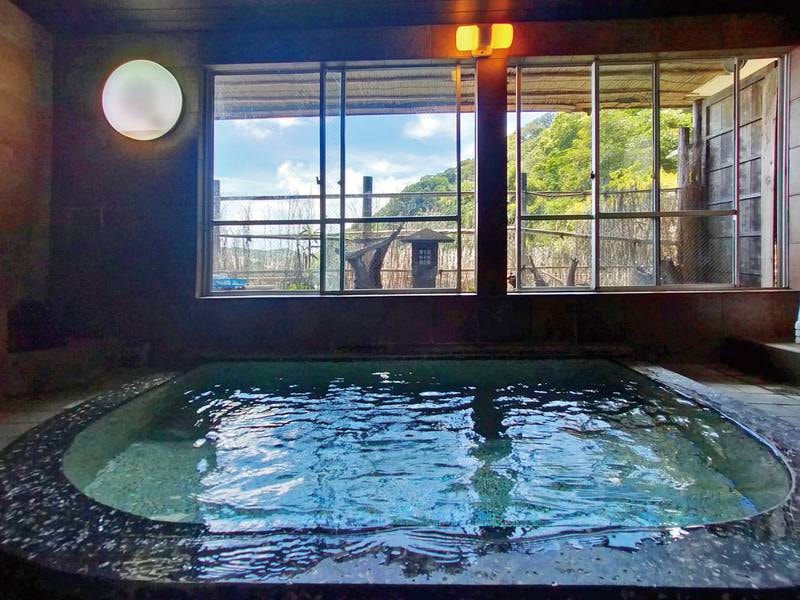 【女性浴場「ねすかた風呂」】レトロなタイル張りに趣を感じる