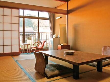 【和室/例】レトロな雰囲気。下田の街を一望する８～１０畳の和室