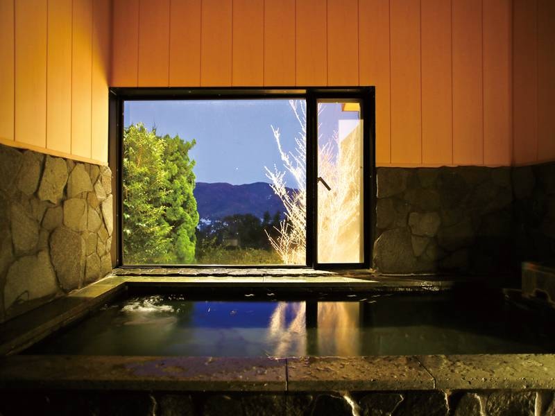 【貸切風呂/岩の湯(1階)】伊豆の石をふんだんに使った和の内風呂です。ゆっくりと体をあたためてください。