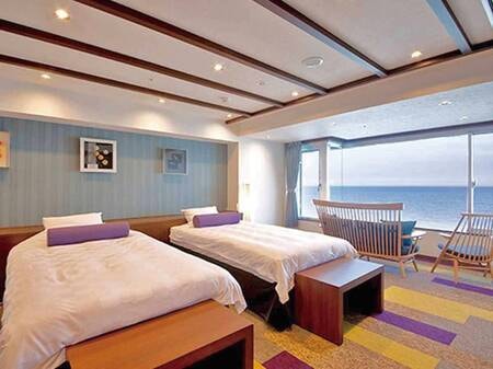 デラックスツイン／写真一例
ゆとりある33㎡のお部屋。大きな窓からは海が一望できます