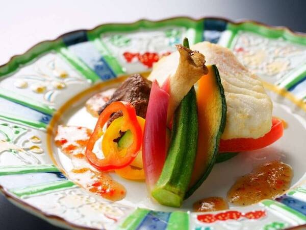 【夕食「彩会席」/一例】地魚のソテー トマトソース添え