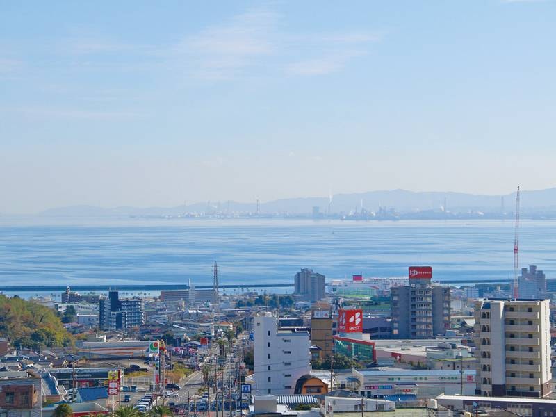 眺望一例・温泉街越しに別府の青い海を望む