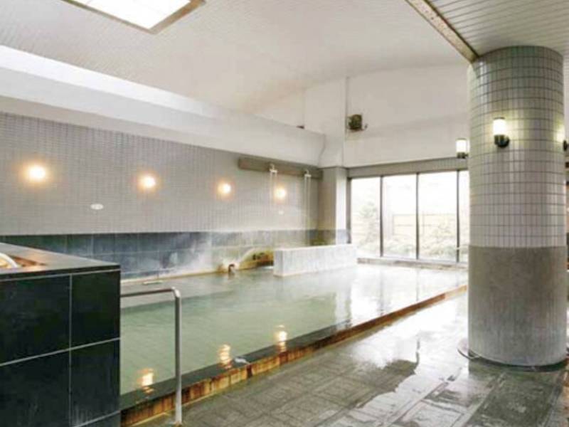 【大浴場/夕日】広々設計・各浴槽とも毎日完全排水・温泉入れ替えで衛生的です！