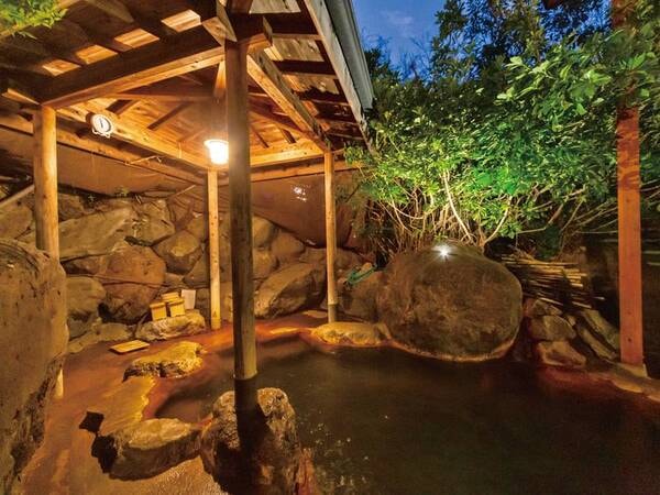 自然を眺めて湯浴み。純日本庭園に囲まれた、ひっそりとした趣の庭園露天風呂で、豊泉荘ならではの温泉が楽しめます。※庭園露天風呂は宿泊者は1回利用無料となります