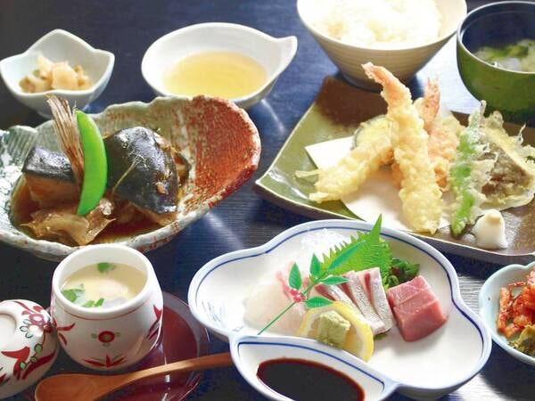 【1泊2食付き】ご夕食は、館内の居酒屋「おとづ」にて、板長お勧めの天刺膳(1,500円相当)をご用意♪(例)