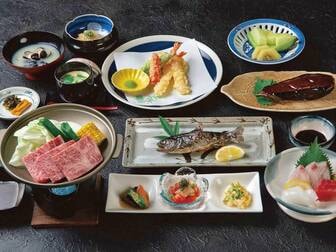 やまとや旅館/【豊後牛の陶板焼きがメインの夕食/例】山海の幸が膳を賑わす。