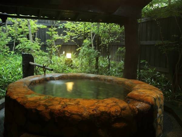 【客室風呂】お風呂は赤い切石の岩でつくった露天風呂をご用意