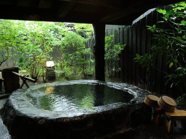 【客室風呂】お風呂は岩でつくった露天風呂をご用意。風の音に耳を傾けながら、日常とは違った癒しの時間をお楽しみください