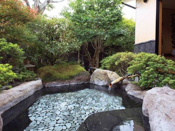 【離れ】日本庭園に囲まれた客室露天風呂/例