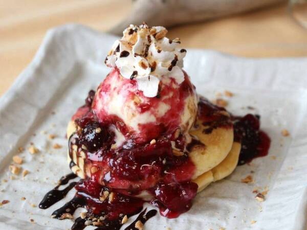 【夕食/一例】ハワイアンスイーツの定番♪パンケーキ。バニラアイスにベリーソースがけ♪