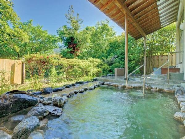 【露天風呂】日本庭園を望む開放的な空間