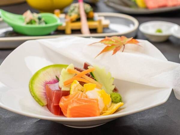 《お献立一例》お造り：鰤　、鮪角造り、密柑小柱、サーモン