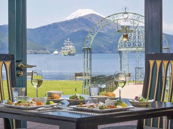 【朝食イメージ】快晴日は箱根連山の奥に富士山も。清々しい朝の贅沢